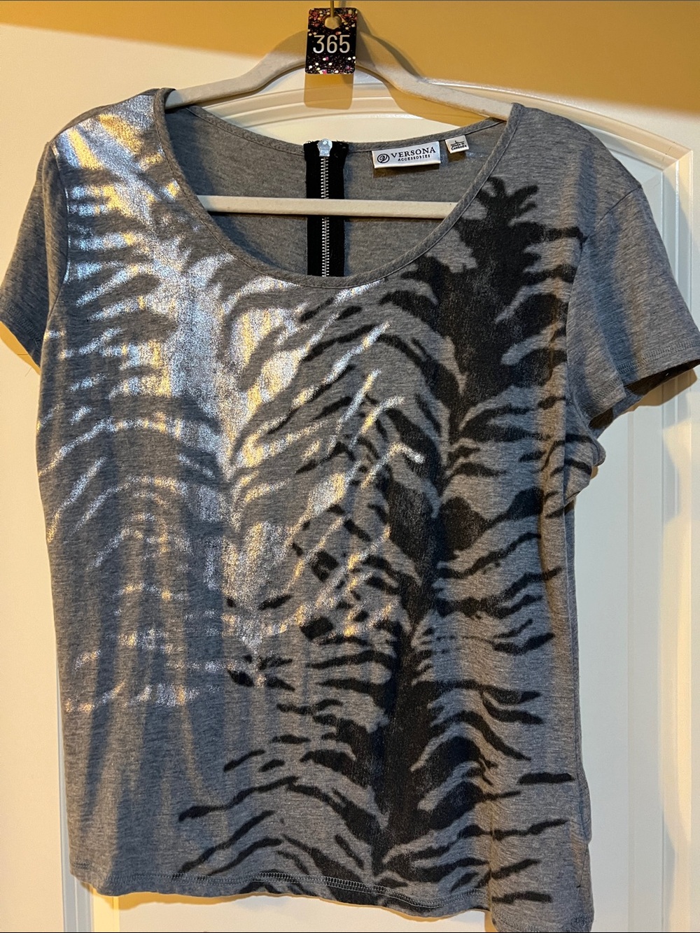 💲2💲if BUNDLED with 3 or more $2 items  Metallic Gray  Tee  H365